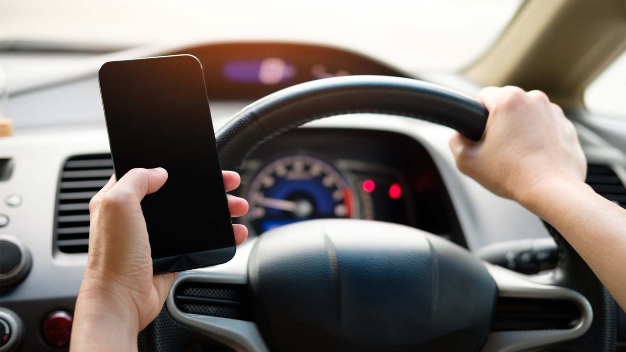 Se cuadriplicó el número de conductores que manejan hablando por celular