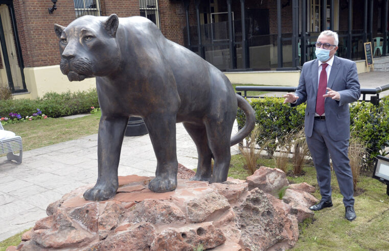 Tigre concientiza sobre el cuidado de los humedales con la escultura “Yaguareté”