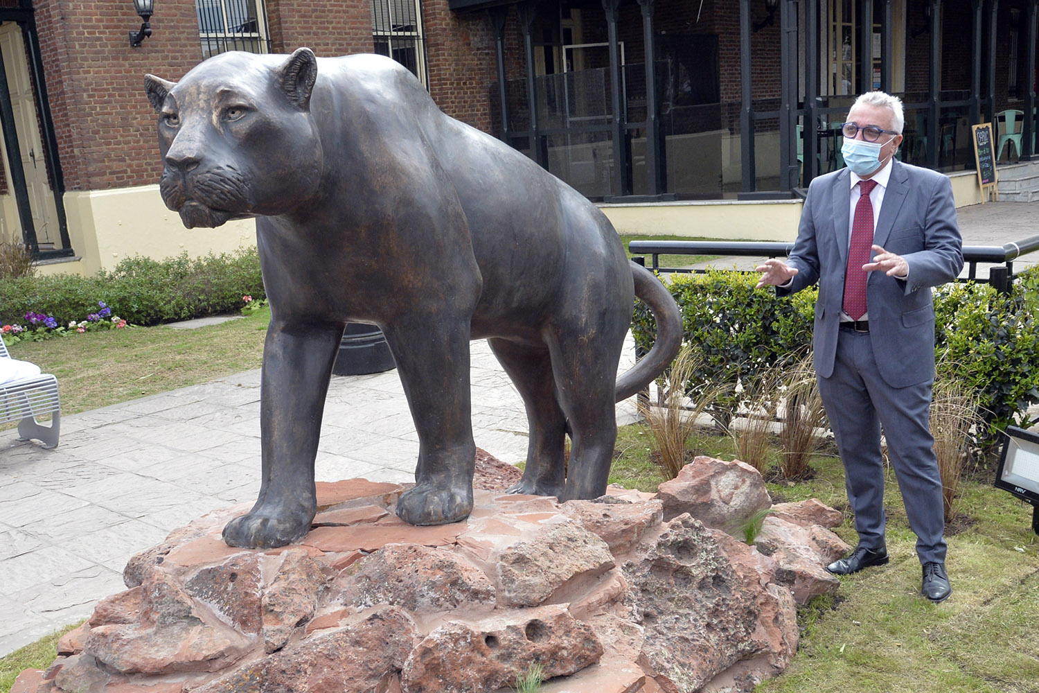 Tigre concientiza sobre el cuidado de los humedales con la escultura “Yaguareté”