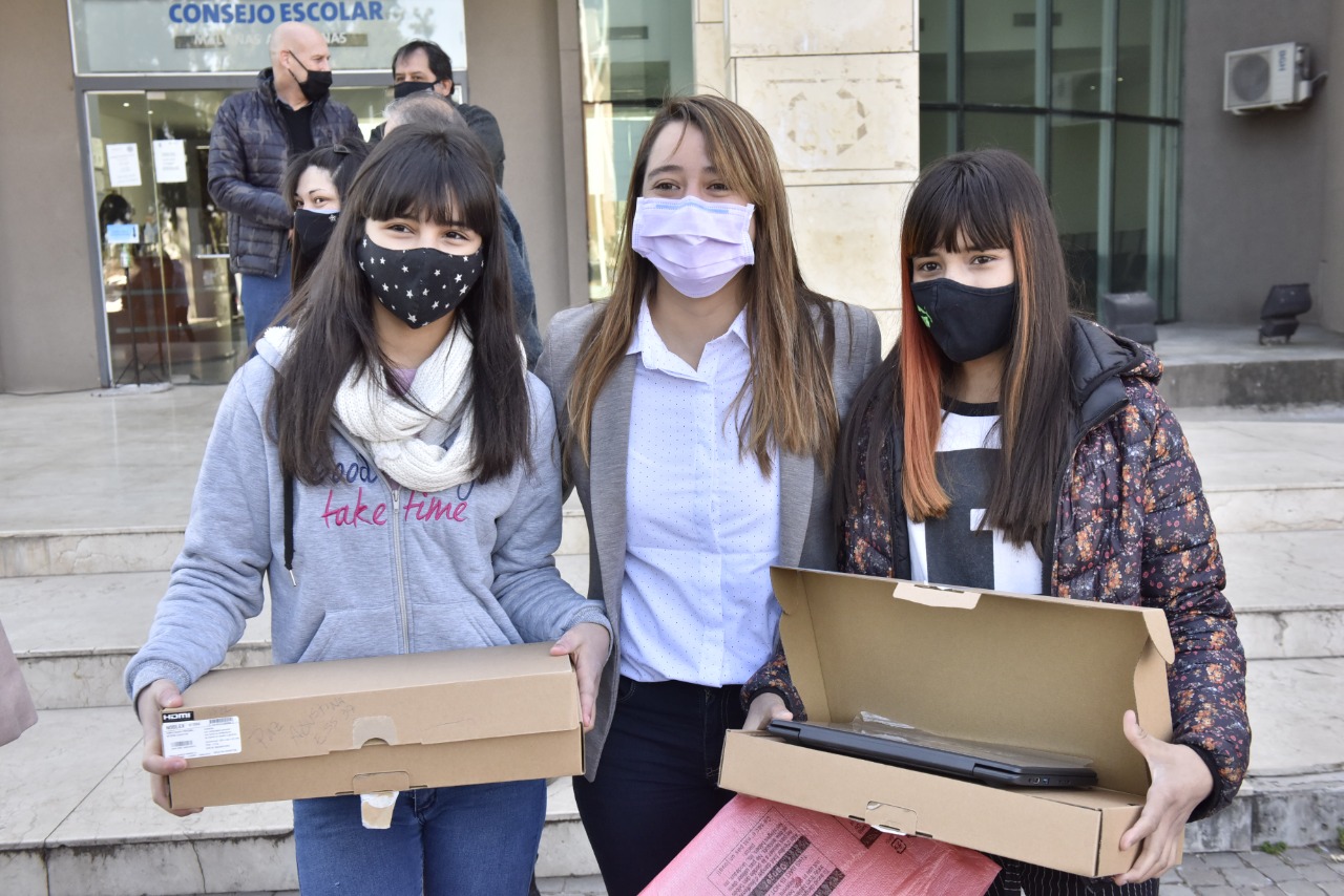 Más chicos de Malvinas Argentinas ya tienen su notebook para acceder a la educación