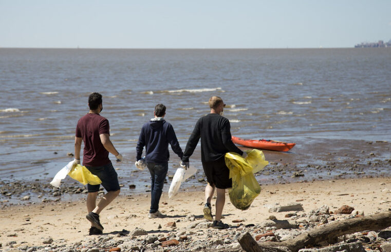 Un centenar de vecinos se volvieron a juntar para limpiar la costa de San Isidro
