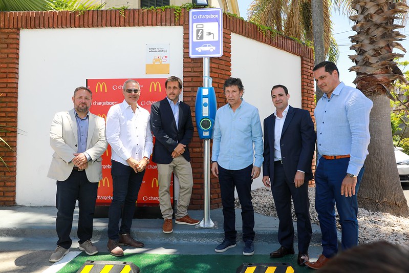 En el McDonald’s de San Isidro presentaron la primera estación de carga para automóviles eléctricos