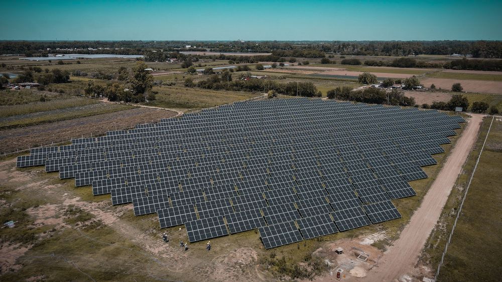 Loma Verde: ya se colocó el 100% de los paneles solares del primer parque solar municipal de la Argentina