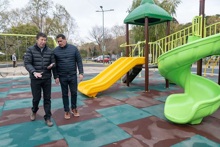 Posse visitó la renovada plaza de Alvear y el río en Martínez