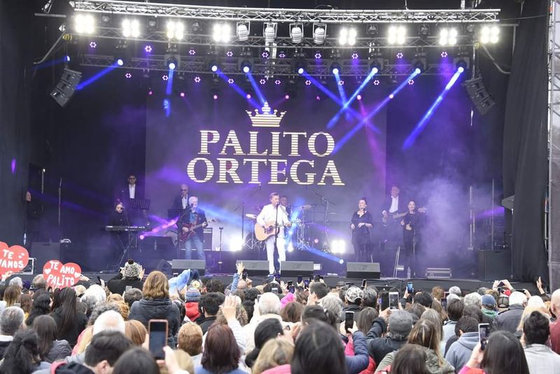 Palito Ortega cerró la primera edición de “Tarde de clásicos en Familia” en Malvinas Argentinas 