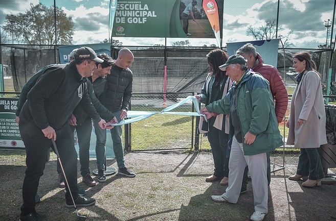 Escobar abrió las puertas del primer golfito libre y gratuito del distrito