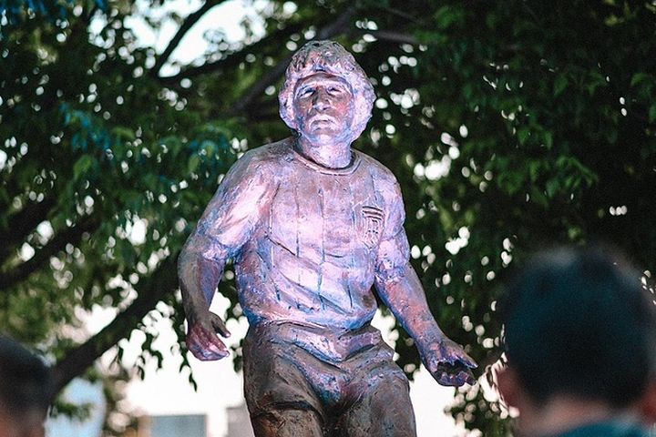 Escobar inauguró un monumento en homenaje a Diego Maradona 