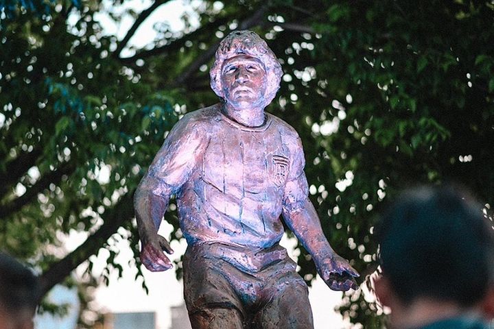 Escobar inauguró un monumento en homenaje a Diego Maradona