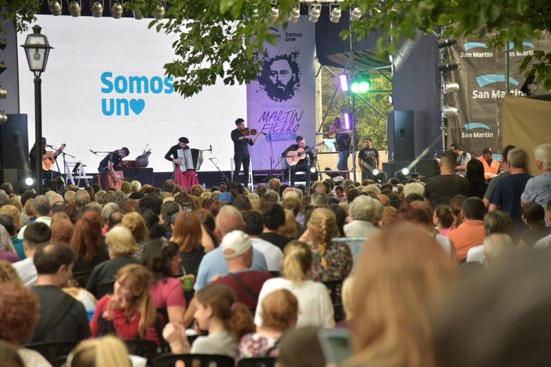 Más de 15 mil vecinas y vecinos disfrutaron el Festival Martín Fierro