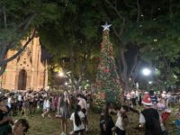 San Isidro: se encendieron las luces de un enorme árbol de navidad en la Plaza Mitre