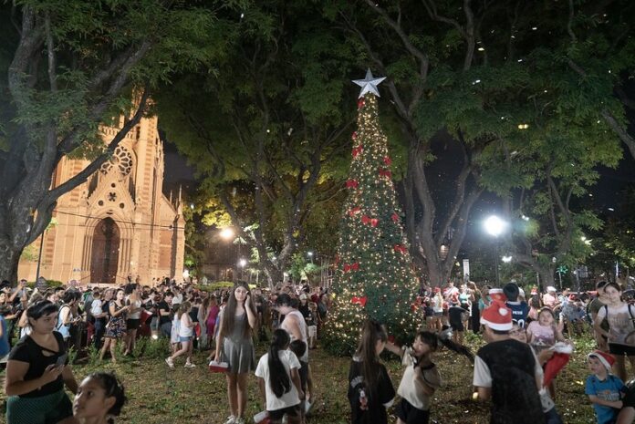 San Isidro: se encendieron las luces de un enorme árbol de navidad en la Plaza Mitre