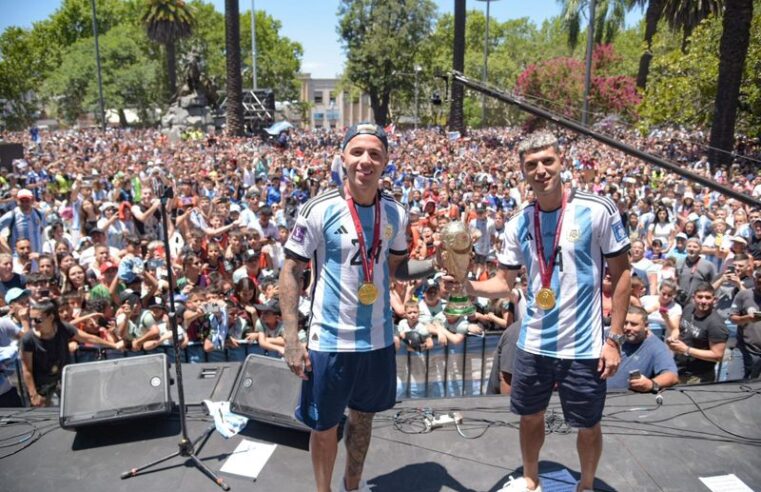 Más de 20 mil vecinos recibieron a los Campeones del Mundo, Enzo Fernández y Exequiel Palacios