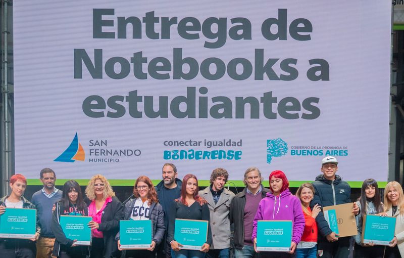 Entregaron 1380 notebooks en San Fernando a estudiantes de último año de escuelas públicas