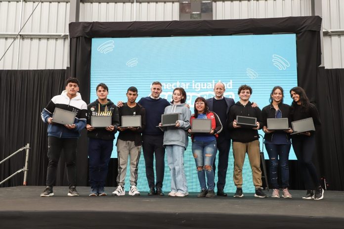Insaurralde y Achával entregaron netbooks del Conectar Igualdad Bonaerense en Pilar