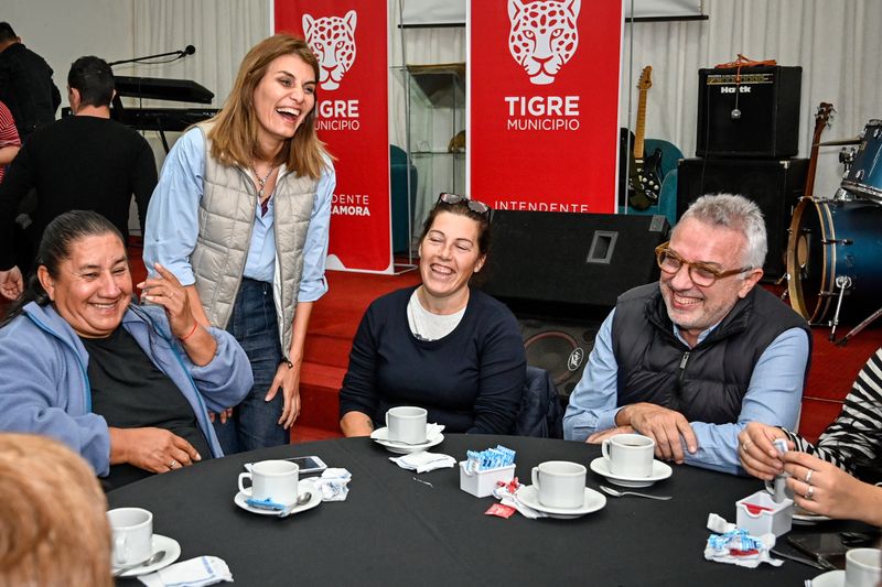 Zamora se reunió con vecinas de Las Tunas para dialogar sobre el futuro del distrito