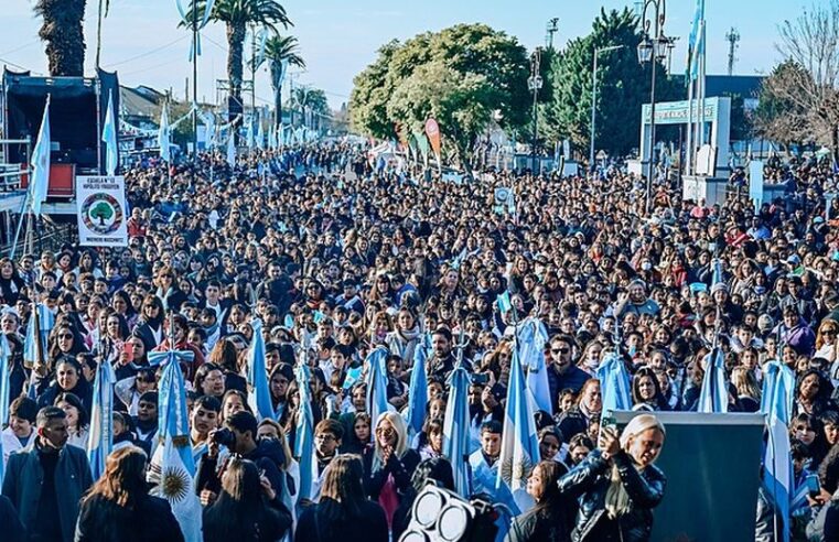 Miles de vecinos y vecinas disfrutaron de los festejos por el 130° aniversario de Garín y el Día de la Bandera