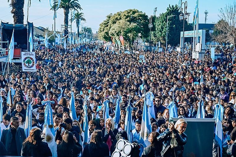 Miles de vecinos y vecinas disfrutaron de los festejos por el 130° aniversario de Garín y el Día de la Bandera