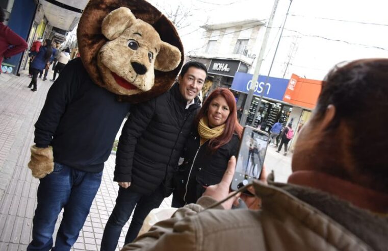 Nardini lanzó la campaña “Leo 23” en las calles del centro urbano de la ciudad de Grand Bourg