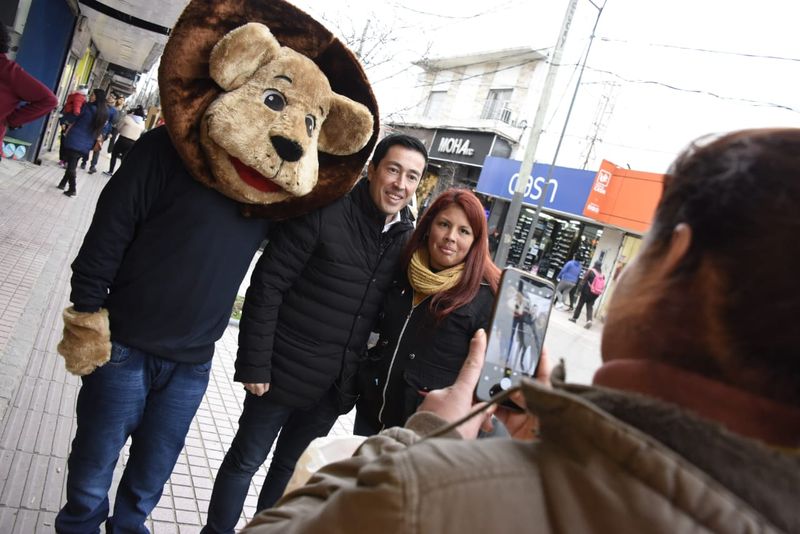 Nardini lanzó la campaña “Leo 23” en las calles del centro urbano de la ciudad de Grand Bourg