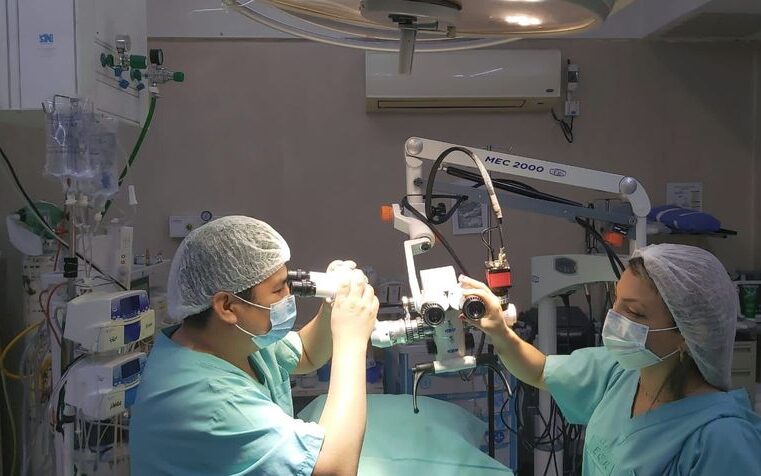Hospital Erill de Escobar: extirpan tumor de cráneo con microscopio de vanguardia