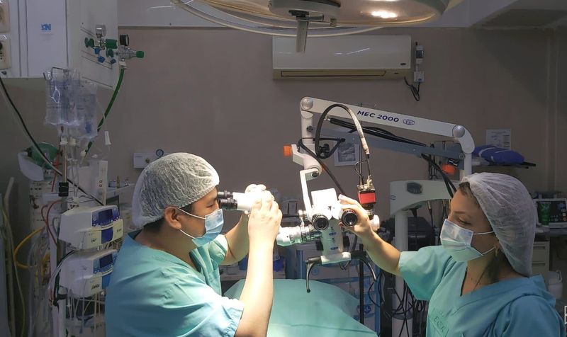 Hospital Erill de Escobar: extirpan tumor de cráneo con microscopio de vanguardia