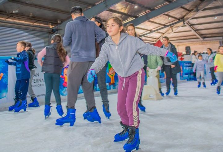 Miles de familias de San Fernando disfrutan la pista de patinaje sobre hielo