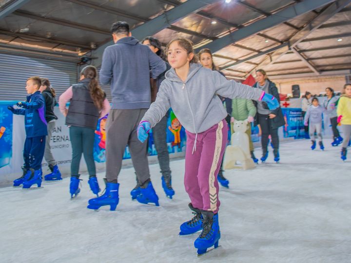 Miles de familias de San Fernando disfrutan la pista de patinaje sobre hielo