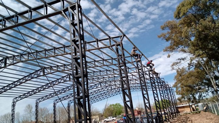 San Andrés de Giles: Avanza en Solís la obra del Polideportivo