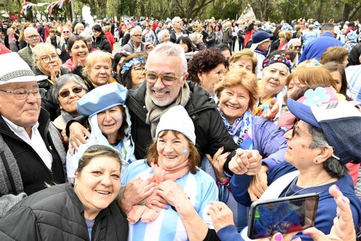 Zamora celebró junto a cientos de vecinos y vecinas el Día del Jubilado en el Club Ecosol