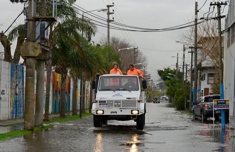 San Fernando alerta por una fuerte crecida del río, prepara operativos y recomienda precauciones