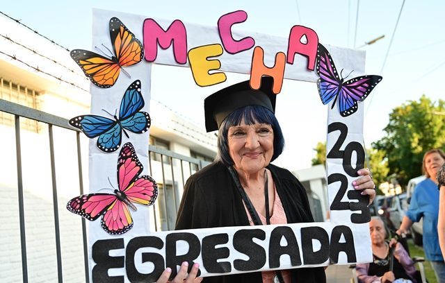 Mercedes cumplió su sueño: la vecina escobarense de 101 años egresó del secundario