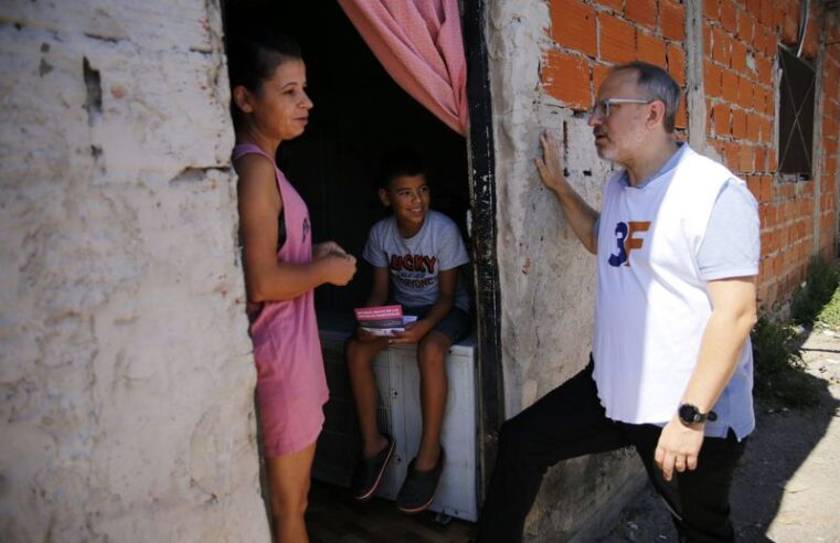Valenzuela busca a los chicos casa por casa para que vayan a la escuela