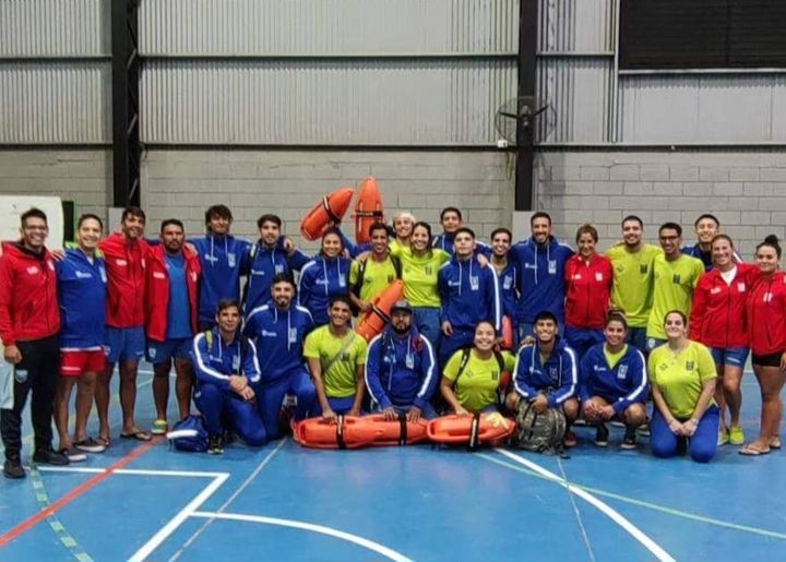 Nuevos egresados de la Escuela Municipal de Guardavidas de Malvinas Argentinas