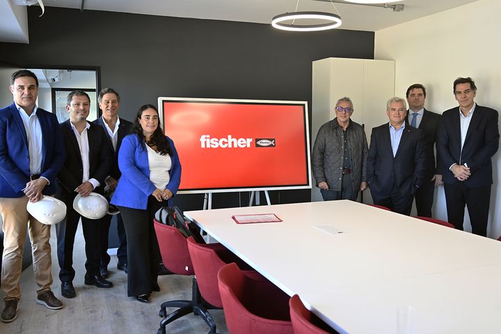 Zamora recorrió la obra de la nueva planta de la empresa Fischer en el Talar de Pacheco