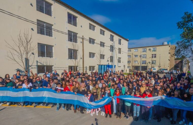 Andreotti y los vecinos del Barrio Tiro Federal inauguraron una nueva torre de viviendas