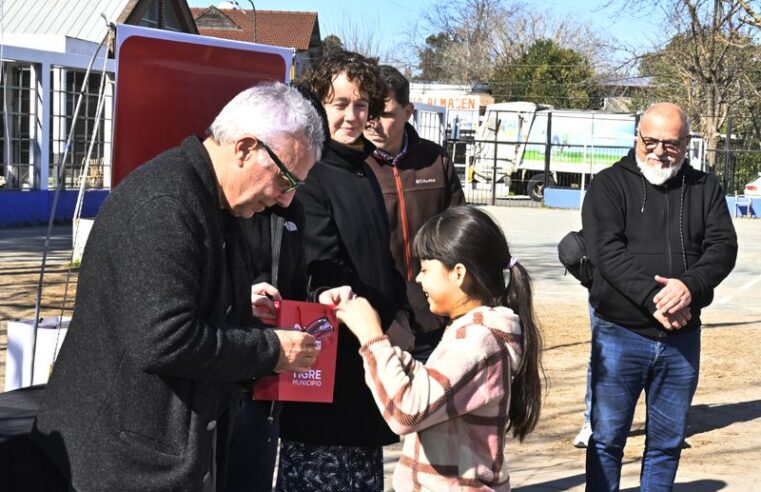 En General Pacheco, Zamora entregó nuevos pares de anteojos a estudiantes del distrito