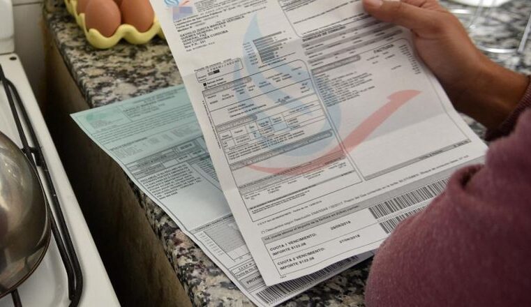 El Gobierno busca impedir que los intendentes incluyan tasas municipales en las boletas de servicios públicos