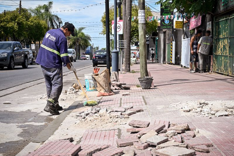 Continúa el plan de construcción de veredas en centros comerciales de Tigre