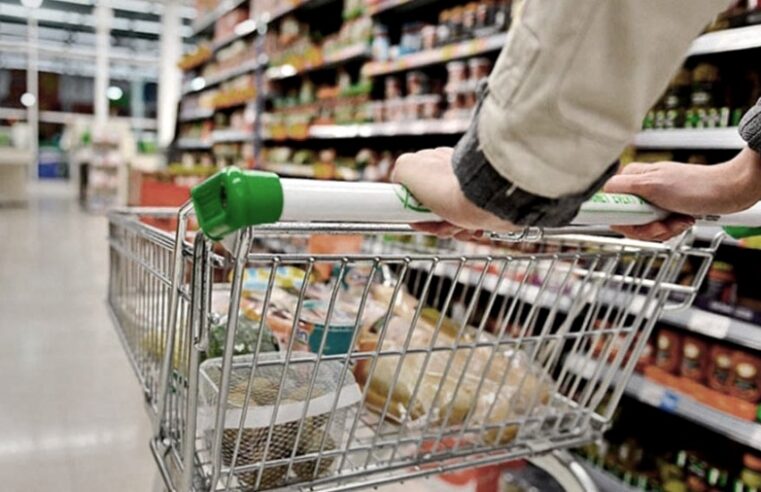 Los argentinos siguen restringiendo sus consumos en autoservicios y supermercados a pesar de la menor inflación