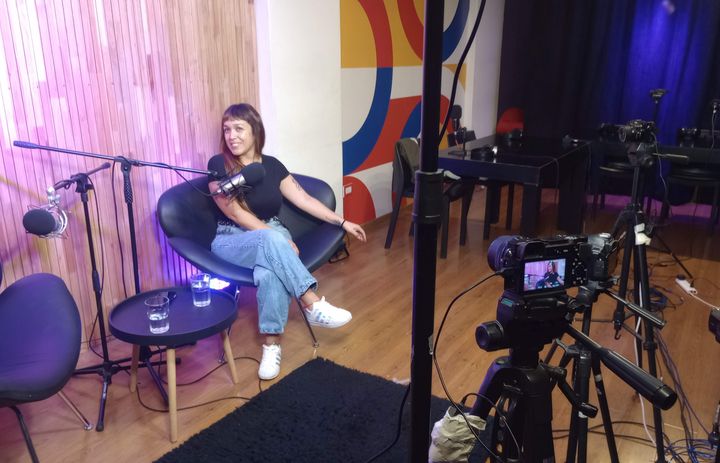 Anita Gogguza hace Stand Up Terapia y habla de “La Maternidad no rosa”