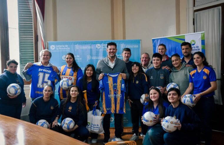 Lotería de la Provincia y Telekino donaron pelotas y equipamiento deportivo al Club Everton