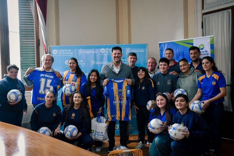 Lotería de la Provincia y Telekino donaron pelotas y equipamiento deportivo al Club Everton