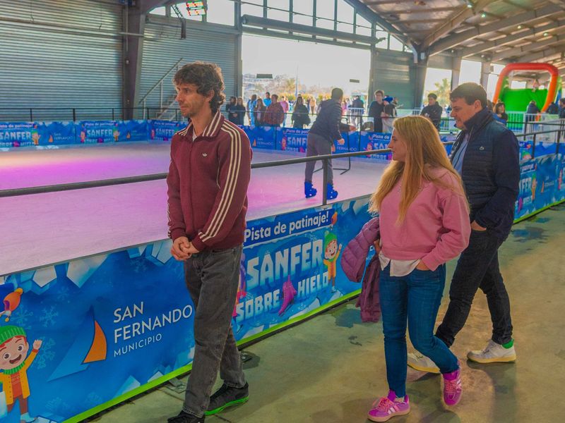 Andreotti visitó la Pista de Patinaje sobre Hielo gratuita del Parque Náutico de San Fernando 