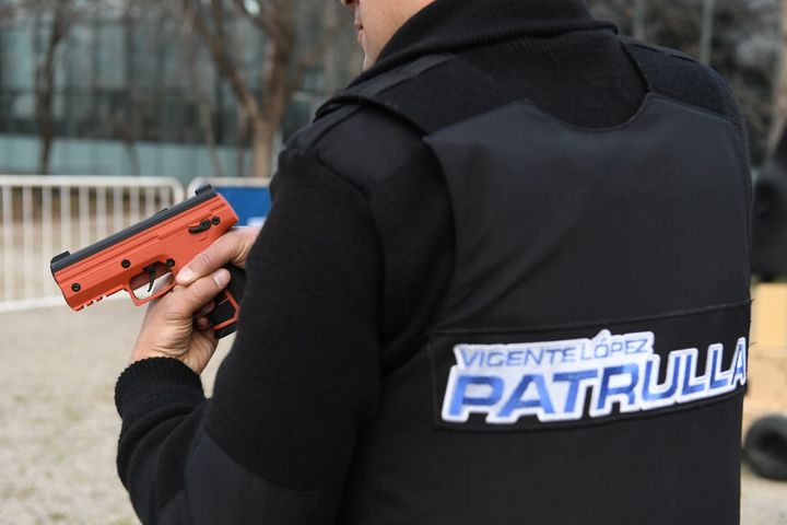 Soledad Martínez anunció la incorporación de las nuevas armas de munición no letal para la patrulla de Vicente López