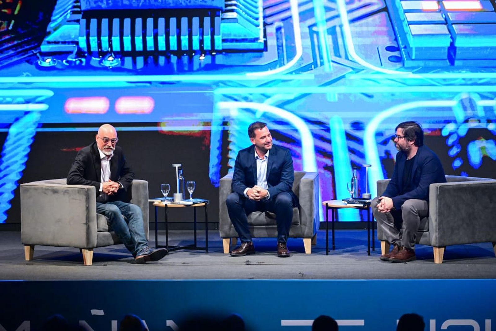 Sujarchuk presentó su libro “Mañana es Hoy” análisis que enfatiza la necesidad de formar una ciudadanía inteligente capaz de convivir, interactuar y producir con la IA