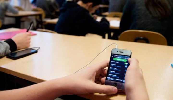 Prohíben el uso de celulares en escuelas primarias de la provincia de Buenos Aires