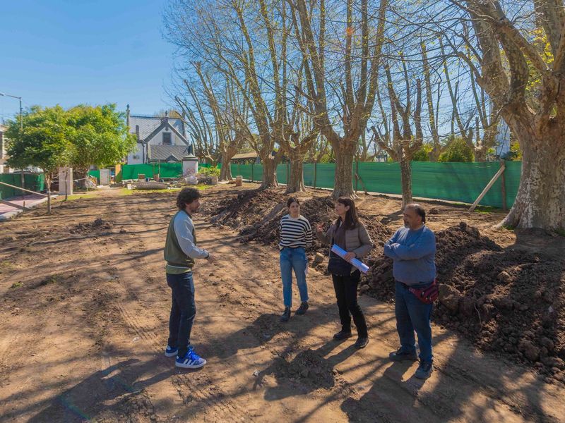 Andreotti recorrió la obra de una nueva plaza junto al Tren de la Costa