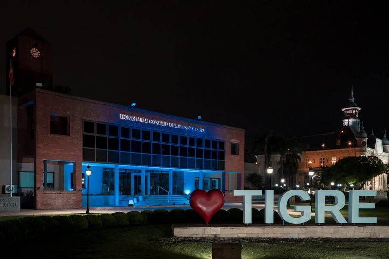 Por Semana Internacional de las Personas Sordas el HCD Tigre iluminó la fachada de su edificio de color azul