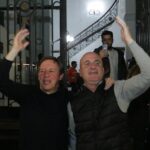 Jaime Méndez y Héctor Calvente en la puerta del municipio