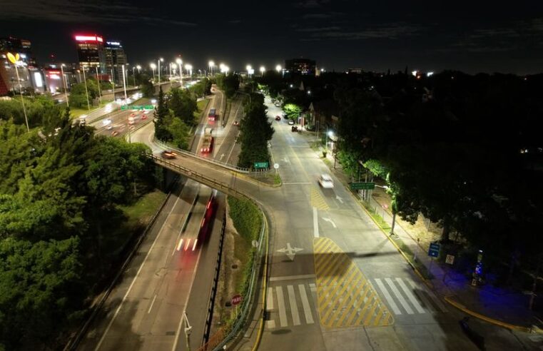 Vicente López instala más de 450 nuevas luminarias LED en los accesos y colectoras de Panamericana y General Paz